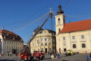 FOTO Piaţa Mare decorată pentru Sărbători – A început instalarea perdelelor de luminiţe