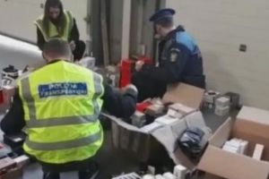 Bărbat prins în timp ce vindea parfumuri contrafăcute. Poliţiştii i-au confiscat marfa