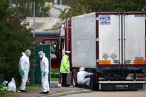 Migranti gasiti decedati intr-un camion, la est de Londra. 24 de familii vietnameze isi cauta copiii disparuti