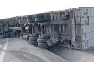 I.L. Caragiale: Trafic îngreunat de un TIR răsturnat