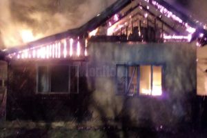Incendiu de proporţii, provocat intenţionat, la Vatra Moldoviţei