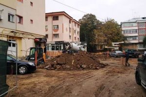 FOTO: Șantierul de la piaţeta Balada s-a transformat în parcare… fără plată