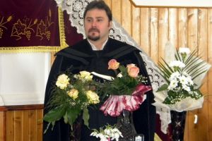 Cameraman fierbinte: Preotul prins cu SMS-uri deocheate s-a apucat de televiziune