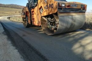 A început aşternerea stratului de balast stabilizat pe drumul judeţean 109S (DJ 109A) Deuşu – Sânmărtin – Giula