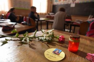 Larisa, iartă-ne! Moartea fetiţei zdrobite de poarta de fotbal din Dobreşti a şocat comunitatea. Toţi fug de responsabilitate (FOTO)