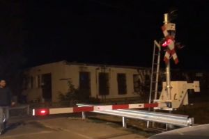 Câţiva şoferi au încercat să ghicească singuri cum (nu) funcţionează bariera de la Viişoara (VIDEO)