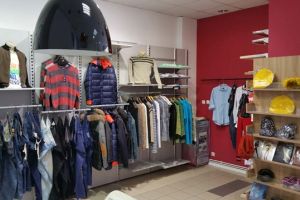 Marfă contrafăcută în magazinele din Braşov