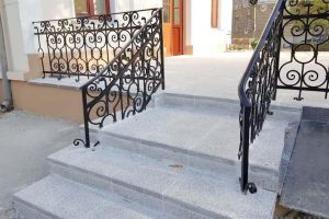 Dorel la muzeu: Muncitorii de la Muzeul Ady Endre din Oradea au betonat… balustradele! (FOTO)