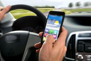 Zeci de şoferi, prinşi cu telefonul în mână, la volan în Braşov