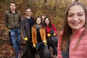 Studenţi ai Universităţii, la curăţenie în parcul Şipote