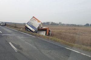 Autoutilitară răsturnată, în câmp