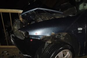 FOTO Accident la Botoşani! Un tânăr s-a izbit cu maşina în balustrada unui pod