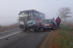 Doi răniţi, cu multiple leziuni, după ce un şofer a forţat depăşirea unui autotren