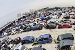 Firmă de dezmembrări auto din Alba Iulia cercetată de poliţişti după ce a folosit peste 240 de litri de ulei uzat la utilajele proprii