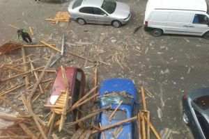 Pericol de poluare la Ocna Mureş: Poliţiştii au descoperit deşeuri periculoase în ograda unei firme de dezmembrare