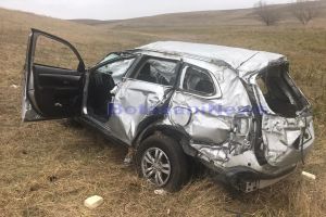 FOTO Trei membri ai unei familii, răniţi grav în urma unui accident la Botoşani. Una dintre victime, în comă