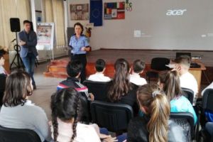 Poliţişti în şcoli de Ziua Internaţională a Internetului