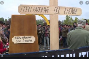 Crucea cu numele unui pădurar din judeţ, omorât de hoţii de lemne, afişată la protestul din capitală