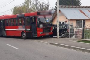 Accident la Brebu. Un autobuz a facut pana in mers si a intrat in plin intr-o masina in care se aflau o femeie si copilul de 6 ani