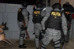 Proxeneţi săltaţi mascaţi la Piteşti, Bradu, Ștefăneşti!