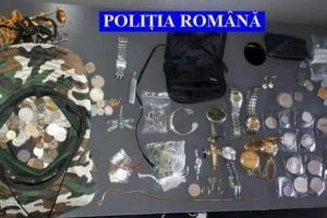 Percheziţii la Alba Iulia şi în judeţul Argeş la locuinţele unor persoane bănuite de PROXENETISM şi FURT CALIFICAT