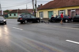 Carambol cu 5 maşini pe Calea Clujului din Oradea. Două persoane au fost transportate la spital (FOTO)