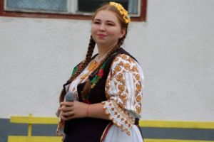 INTERVIU cu Maria Veronica Pop, solistă de muzică populară: „Port cu mândrie costumul tradiţional!”