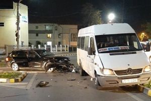 FOTO & VIDEO Accident într-o intersecţie din Botoşani! Coliziune între un microbuz şi un autoturism