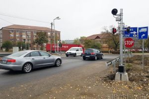În sfârşit! Constructorii au început semaforizarea trecerii de cale ferată din strada Uzinelor