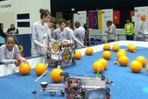 Două medalii pentru echipa care reprezintă România la competiţia mondială de robotică FIRST Global Challenge