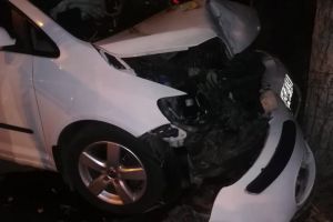 Accident rutier în Alexandria/ Un tânăr băut a intrat cu maşina într-un pom