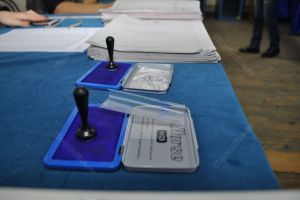 Preşedinţii secţiilor de votare, desemnaţi prin tragere la sorţi. Lista experţilor electorali