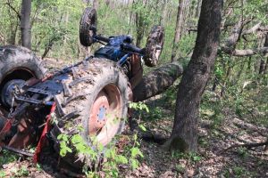Un bărbat din Năruja accidentat grav după ce a fost prins sub un utilaj