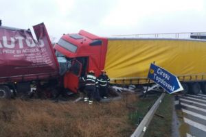Coliziune între două TIR-uri pe Autostrada A1