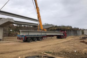 Drumul rapid: Constructorii au montat primele grinzi ale viaductului de la ieşirea spre Biharia (FOTO)