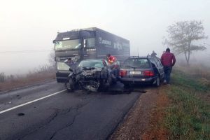 A intrat în depăşirea unui autotren fără a se asigura şi a provocat un grav accident