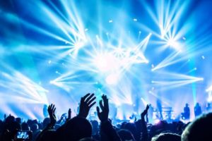 5 lucruri care NU trebuie să-ţi lipsească la concertul formaţiei preferate!