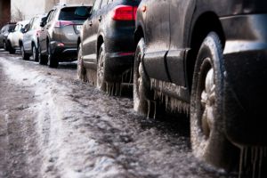 Când sunt obligatorii anvelopele de iarnă. Detaliul pe care unii şoferi nu-l cunosc şi pentru care sunt amendaţi