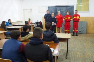 Elevii a cinci licee din Roşiorii de Vede, Videle şi Zimnicea învaţă de la pompieri, în această săptămână, cum să se descurce într-o situaţie de urgenţă