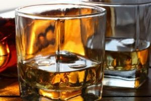 Cinci oameni au murit după ce au băut alcool metilic în loc de vodcă, într-un bar din Comarnic. Patronul, judecat de patru ani