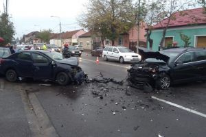Carambolul cu 5 maşini de pe Calea Clujului din Oradea a fost provocat de un vitezoman la volanul unui Logan