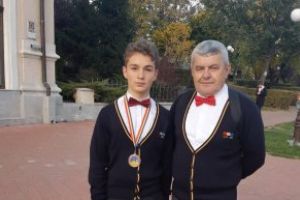 Fotografia zilei: Traian Tus si profesorul Lucian Stoian, argint la Olimpiada Internationala de Astronomie