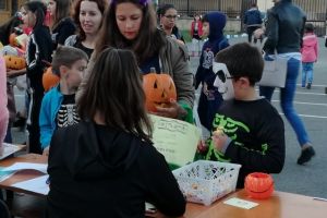 Profii de la 13 au voluntariat, elevii şi părinţii s-au distrat la Concursul bostanilor