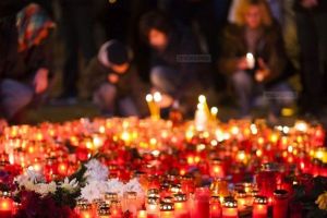 Patru ani de la tragedia de la Colectiv. Se aprind lumânări pe treptele Catedralei, la Timişoara