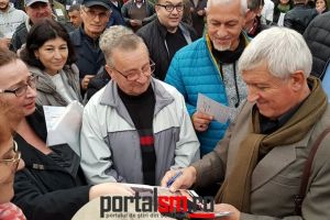 FOTO. Mircea Diaconu, la Satu Mare. A vorbit cu oamenii şi a dat autografe