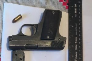 Bănuit că deţine ilegal o armă
