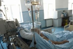 Elevul ce a căzut de la etajul 2, la o şcoală din judeţul Satu Mare, rămâne internat