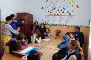 FOTO Doi clovni terapeuţi au venit să aducă zâmbete şi bucurie pe chipurile copiilor