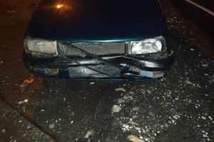 FOTO Bătrânel beat pe Valea Oltului – A lovit o maşină