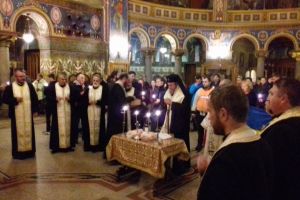 VIDEO FOTO – Moment emoţionat în Catedrala din Sibiu; aproape 100 de sibieni îndureraţi la slujba pentru victimele „Colectiv”